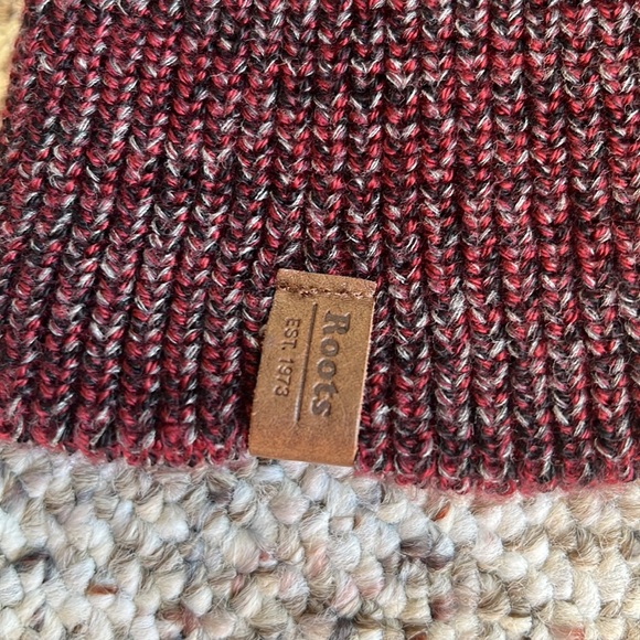 |4 for $20| 🤍 ROOTS Burgundy Heathered Tuque - Picture 2 of 7